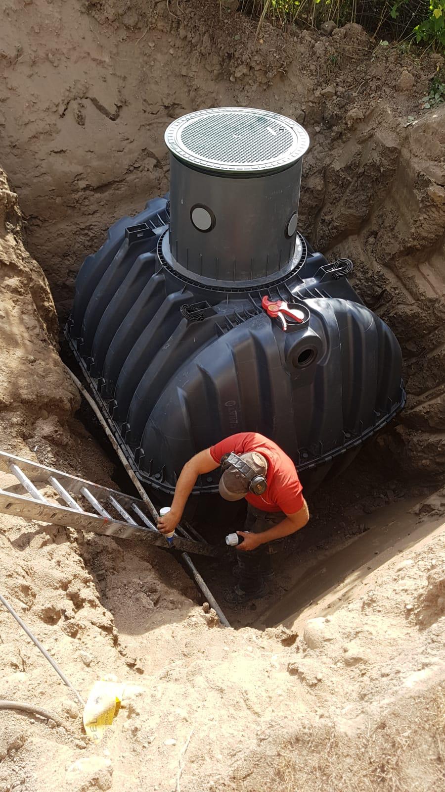Jätevesijärjestelmä remontti mies kuopan pohjalla